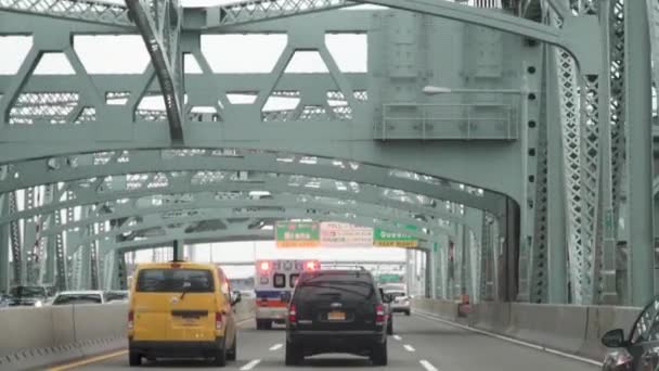 Cop Car Con Luces Intermitentes Conducción Puente Ciudad Nueva York — Vídeo de stock