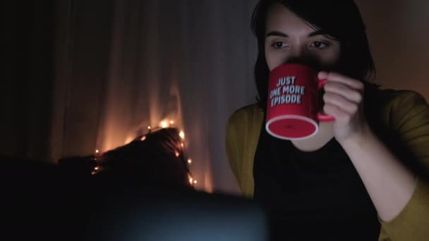 Junge Schöne Brünette Mädchen Bett Vor Fernsehserien Kaffee Trinken Einem — Stockvideo