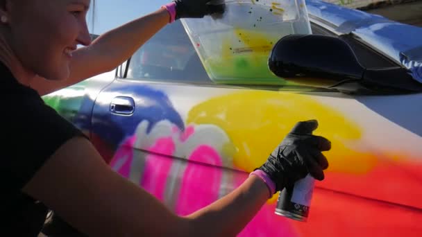スローモーションで車の側面をスプレー塗装 — ストック動画