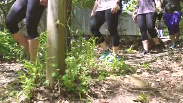 Grupo Mulheres Caminhando Pela Floresta Sendo Direcionadas Para Yogafest Fayetteville — Vídeo de Stock