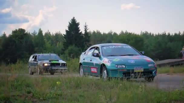 Două Mașini Luptă Pentru Poziție Mai Bună Mișcare Lentă Rampă — Videoclip de stoc