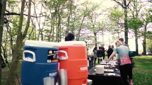 Imágenes Cámara Lenta Refrigeradores Refrescos Que Ofrecen Los Participantes Yogafest — Vídeos de Stock