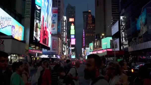 傍晚时分 时代广场的人群穿过街道 — 图库视频影像