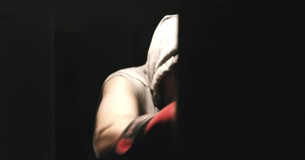 Boxer Boxovací Pytel Červenými Rukavicemi Tmavém Prostředí — Stock video