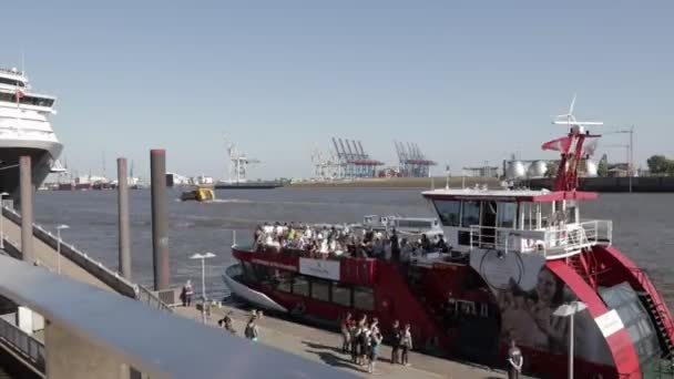 Timelapse Hamburg Harbour Ferry Stop Dockland Station Люди Входящие Выходящие — стоковое видео