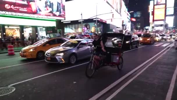 Bicicleta Taxi Pasando Cámara Una Calle Concurrida Manhattan Nueva York — Vídeos de Stock
