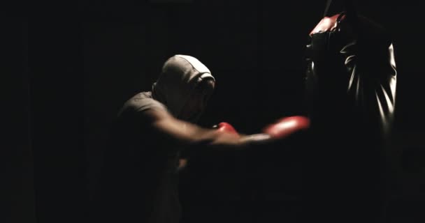 Boxer Boxningssäck Med Röda Handskar Mörk Miljö — Stockvideo