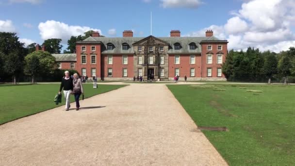 Paar Spaziert Auf Dunham Massey Gelände Mit Halle Hintergrund — Stockvideo