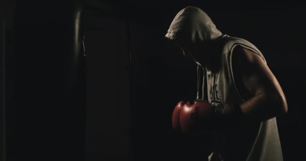 Boxer Boxningssäck Med Röda Handskar Mörk Miljö Med Skugga — Stockvideo