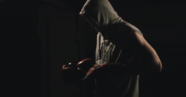 Boxer Boxningssäck Med Röda Handskar Mörk Miljö Med Skugga — Stockvideo