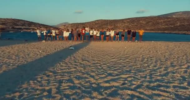 Туристи Грають Розважаються Пляжі Острова Аморгос Своїми Друзями Сім Відпустці — стокове відео