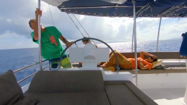 Een Tahitiaanse Man Het Dek Van Een Catamaran Zeilen Boot — Stockvideo