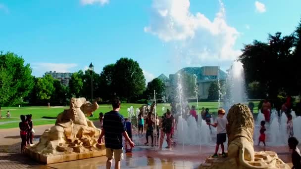 Çocuklar Coolidge Park Interaktif Parkı Çeşmesinde Oynuyorlar Şehir Merkezi Chattanooga — Stok video