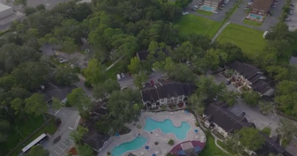 Voo Drone Sobre Resort Hotel Luxo Com Duas Piscinas Azuis — Vídeo de Stock