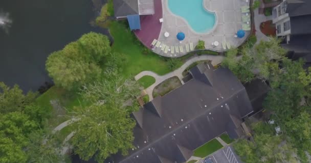 Letecký Snímek Luxusního Hotelu Obrovským Modrým Bazénem — Stock video