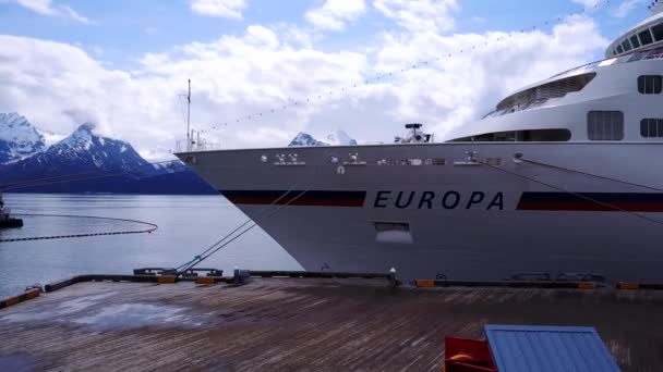 Cruiseschip Europa Aangemeerd Aan Waterkant Met Reizigers Die Naast Staan — Stockvideo