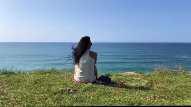 Kobieta Ciesząca Się Słoneczny Dzień Wybrzeżu Ładne Widoki Morze Plaży — Wideo stockowe