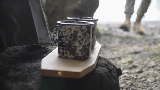 Camping Con Dos Tazas Caliente Cueva — Vídeos de Stock