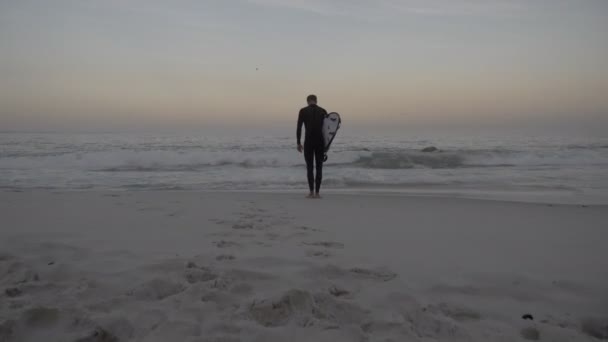 Surfare Stående Stranden Med Surfbräda Vid Soluppgången — Stockvideo