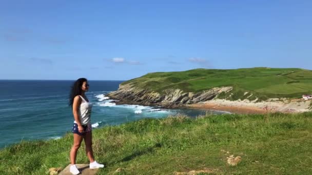 Mujer Disfrutando Día Soleado Costa Bonitas Vistas Mar Playa — Vídeo de stock