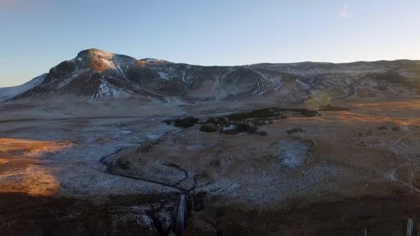 Dron Powietrzny Lecący Kierunku Islandzkiego Wodospadu Gljfrabi — Wideo stockowe