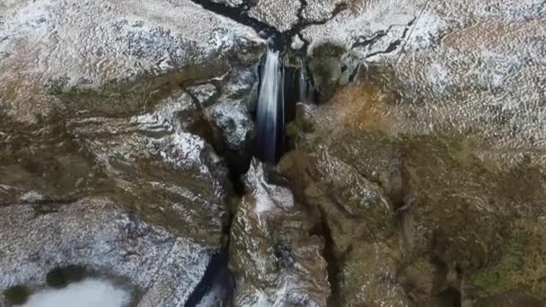 Ojo Pájaro Vuela Por Encima Cascada Islandesa Amplio Disparo Aéreo — Vídeos de Stock