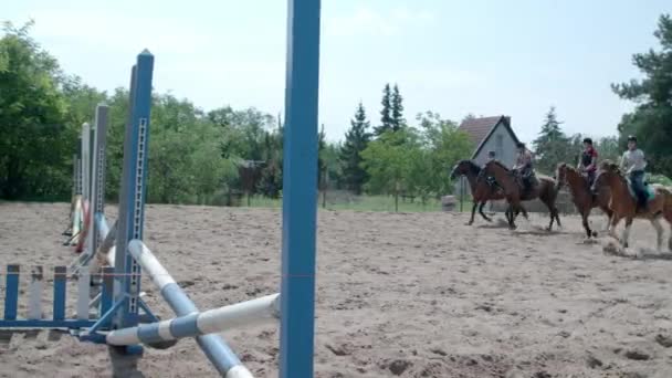 Paardensprongen Tegelijk Met Jonge Ruiters Beelden Met Fps — Stockvideo