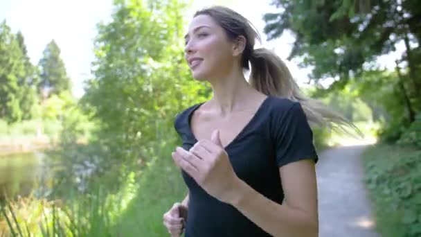 Μια Όμορφη Γυναίκα Τρέχει Ένα Πάρκο Χαμογελώντας Και Απολαμβάνοντας Τοπίο — Αρχείο Βίντεο