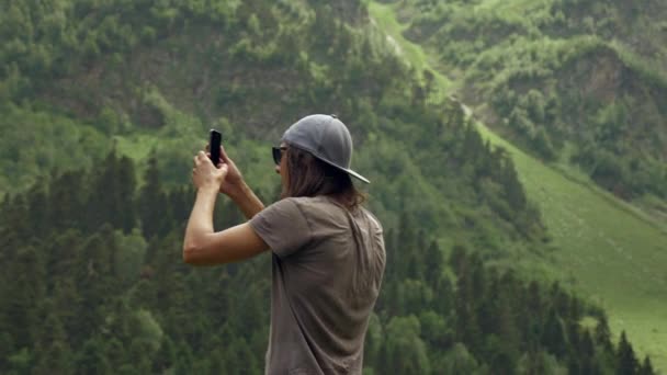 Jovem Viajante Tirando Foto Panorama Floresta Montanha — Vídeo de Stock