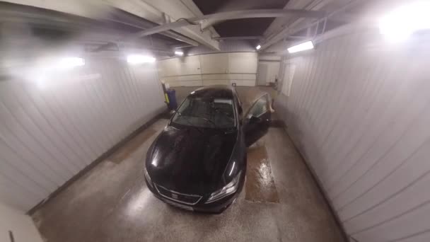 車を洗う男の時間経過 — ストック動画