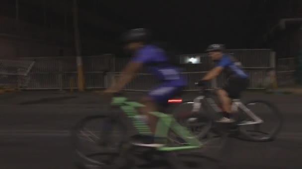 Ett Team Cyklister Rider Natten — Stockvideo