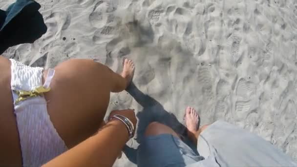 Kobieta Białym Bikini Spaceruje Mężczyzną Szarych Spodenkach Piaszczystej Plaży Kopiąc — Wideo stockowe