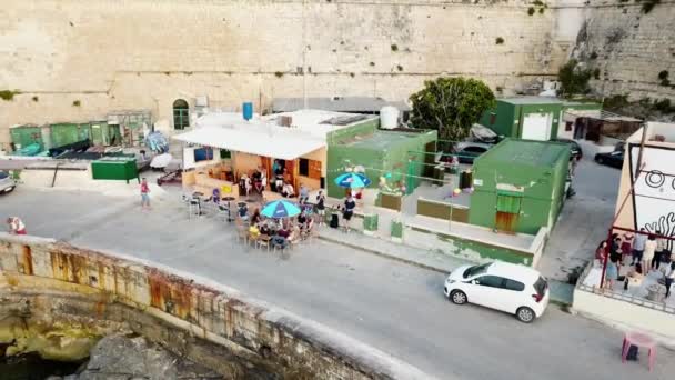 Jugendliche Hängen Hafen Von Valetta Herum — Stockvideo