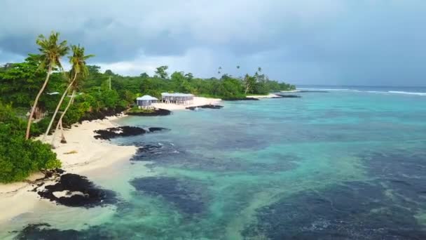 Снимок Беспилотника Движущийся Вдоль Пляжа Самоа Некоторым Домам — стоковое видео