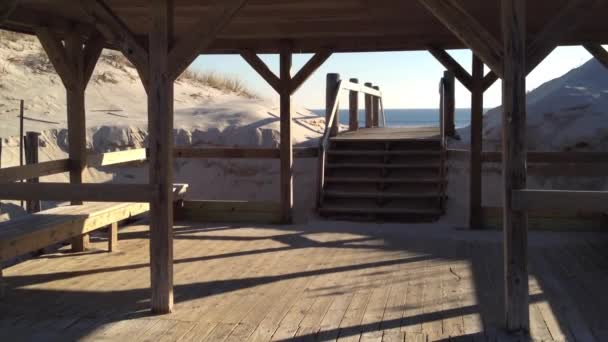 Hermosa Vista Orilla Bajo Mirador Mirando Los Escalones Madera Que — Vídeo de stock