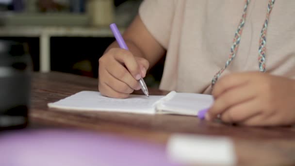 Las Manos Muchacha Escribiendo Papel Con Pluma Escribiendo Una Tabla — Vídeos de Stock