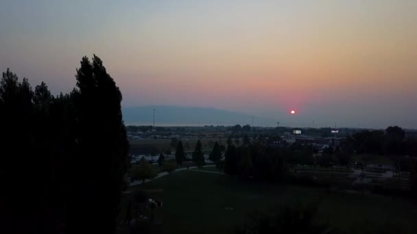 Hermosa Puesta Sol Roja Aérea Cielo Húmedo Los Incendios Forestales — Vídeos de Stock