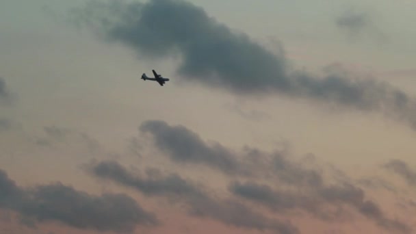 Oud Vliegtuig Vliegend Door Zomer Zonsondergang Nabij Madison Wisconsin — Stockvideo