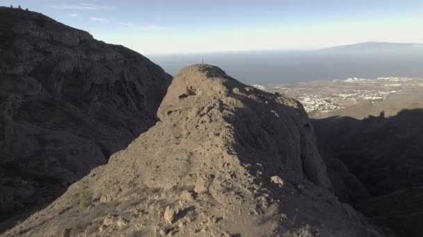 山の頂上 テネリフェ島 カナリア島 スペインへのハイキング 4K空撮 — ストック動画
