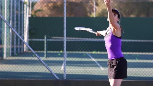 Tenis Kortunda Tenis Oynayan Bir Bayan Tenisçinin Görüntülerini Kapatın — Stok video