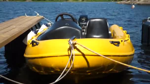 Pequeño Barco Motor Amarillo Atado Muelle Lago Cerrar Frente — Vídeos de Stock