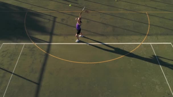 一名女网球选手在网球场打网球的空中镜头 — 图库视频影像