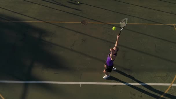 Tenis Kortunda Tenis Oynayan Bir Bayan Tenisçinin Hava Görüntüleri — Stok video