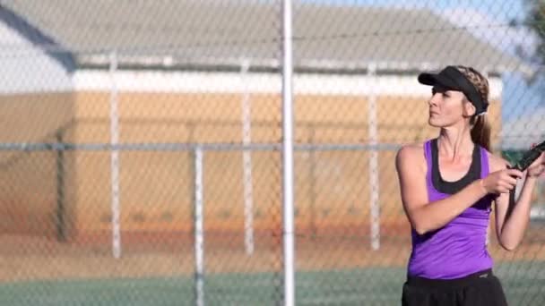 在网球场上打网球的一名女网球选手的近景镜头 — 图库视频影像