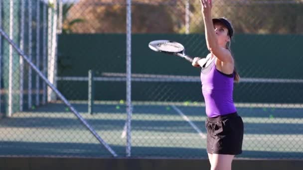 Nahaufnahme Einer Tennisspielerin Beim Tennisspielen Auf Einem Tennisplatz — Stockvideo