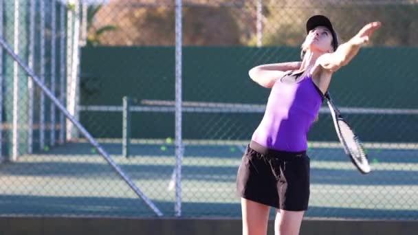 Close Beelden Van Een Tennisspeelster Die Tennis Speelt Een Tennisbaan — Stockvideo