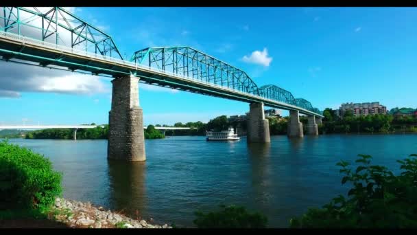 Речная Лодка Реке Теннесси Чаттануге Мостом Маркет Стрит — стоковое видео