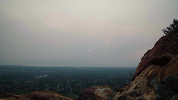 Bela Vista Uma Cidade Vale Com Lago Fundo Pôr Sol — Vídeo de Stock