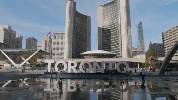 Torontos Schild Nathan Phillips Square — Stockvideo