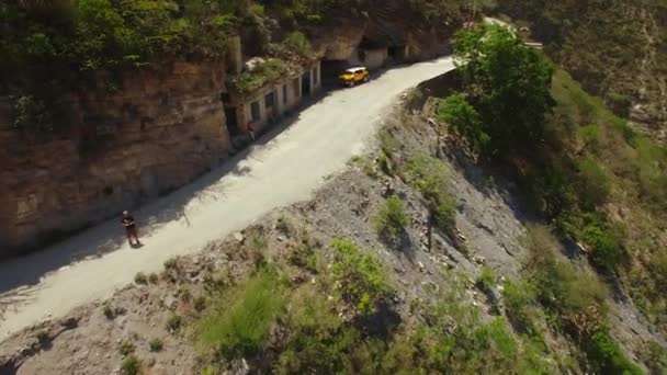 Aérea Motociclistas Montar Moto Carreteras Montaña — Vídeos de Stock